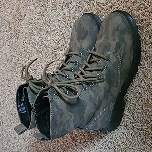 Time and Tru size 7 boots.